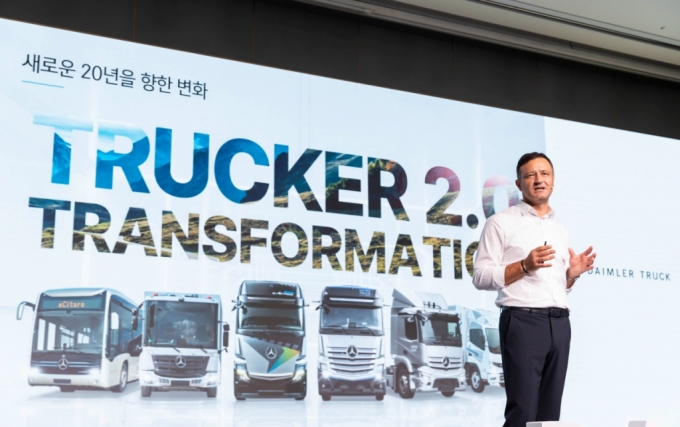 안토니오 란다조 다임러 트럭 코리아 대표이사가 14일 서울 마포구 호텔 나루에서 열린 기자간담회에서 발표하고 있다. /사진제공=다임러 트럭 코리아.