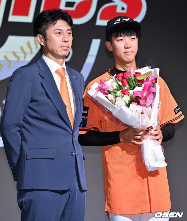  Ȳؼ() 14 Ư ߱ Ұ ġ ƾȣ ׷庼뿡  2024 KBO ε巡Ʈ ü 1 ȭ ̱۽    ȭ  Բ   ִ.