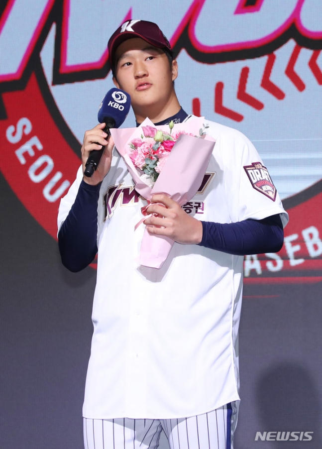  ǥ 14 Ư ߱ Ұ ġ ƾȣ ׷庼뿡  2024 KBO ε巡Ʈ Ű 1    Ұ ϰ ִ. /=ý 