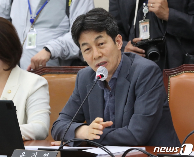 (서울=뉴스1) 송원영 기자 = 윤건영 더불어민주당 의원이 24일 오전 서울 여의도 국회에서 열린 환경노동위원회 전체회의에서 발언을 하고 있다. 2023.5.24/뉴스1 Copyright (C) 뉴스1. All rights reserved. 무단 전재 및 재배포 금지.