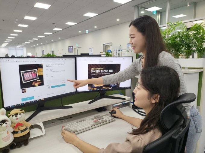 삼성 직원들이 '추석 맞이 온라인 장터'에서 국내산 수산물을 구입하고 있다. /사진제공=삼성
