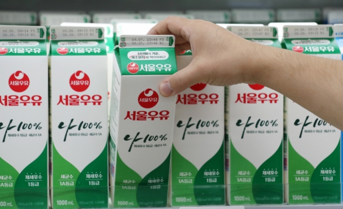 서울시내 한 대형마트에서 한 소비자가 우유를 고르고 있다. /사진제공=뉴시스