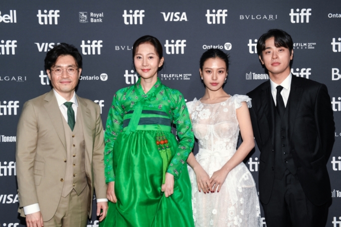 영화감독 류승완, 배우 염정아, 고민시, 박정민이 13일(현지시간) 캐나다 온타리오주 토론토 로이 톰슨 홀에서 열린 제48회 토론토 국제영화제의 영화 &#039;밀수&#039; 시사회에 참석했다. /AFPBBNews=뉴스1