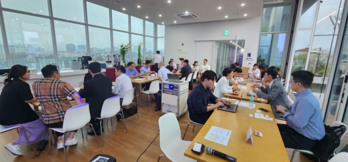 지난 13일 서울 마루360 루프탑에서 열린 &#039;액셀러레이터 라운드 브릿지&#039; /사진제공=한국AC협회