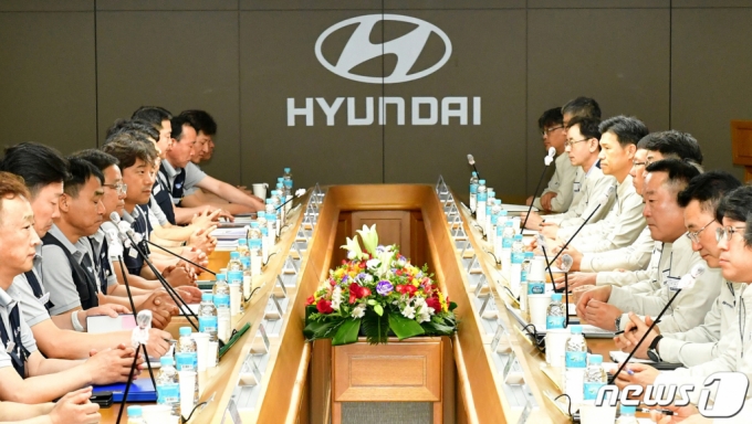 현대자동차 노사 교섭대표들이 지난 13일 현대차 울산공장 본관 동행룸에서 '2023년 임금협상 상견례'를 하고 있다./사진=뉴스1(현대자동차 제공)
