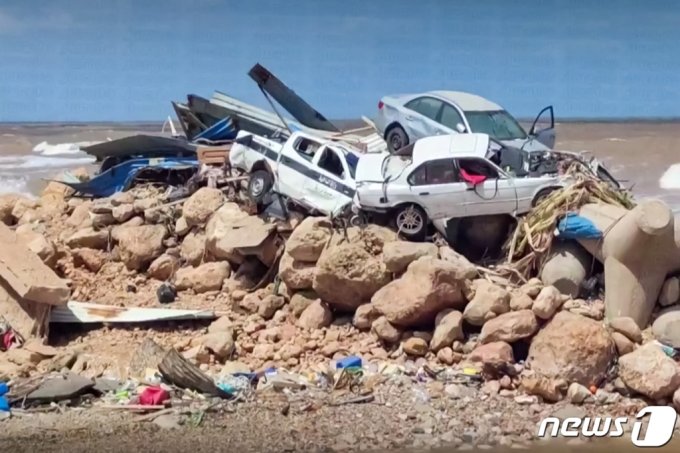 (데르나 AFP=뉴스1) 우동명 기자 = 13일 (현지시간) 폭풍 다니엘이 강타한 리비아 데르나에서 파손된 차량이 쌓여 있다. 2023.9.15  ⓒ AFP=뉴스1  Copyright (C) 뉴스1. All rights reserved. 무단 전재 및 재배포 금지.