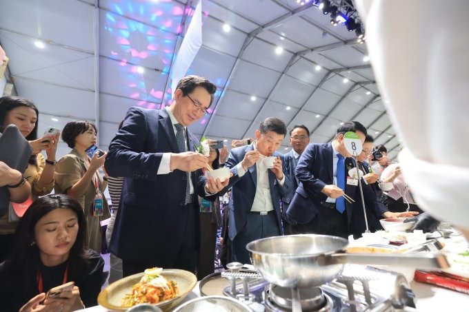 ▲ 정황근 농림축산식품부 장관이 15일 전북 익산에서 열린 NS 푸드페스타에 참석해 가루쌀 제품을 시식하고 있다./사진=농림축산식품부 제공
