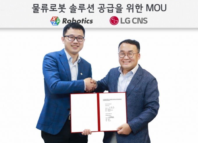 LG CNS 스마트물류사업부장 이준호 상무(오른쪽)와 XYZ로보틱스 CEO 지아지 저우(Jiaji Zhou)가 기념촬영하는 모습 / 사진제공= LG CNS