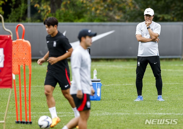 선수들 훈련 지켜보는 황선홍 감독(오른쪽). /사진=뉴시스 제공