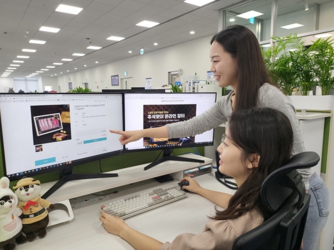 삼성이 국내 내수경기 활성화를 돕기 위해 임직원 대상 '추석 맞이 장터'를 열고 △관계사 자매마을 특산품 △국내산 수산물 △스마트공장 지원 중소기업 생산 제품 △기타 국내 농수산품 등의 판매를 하는 모습/사진=삼성전자