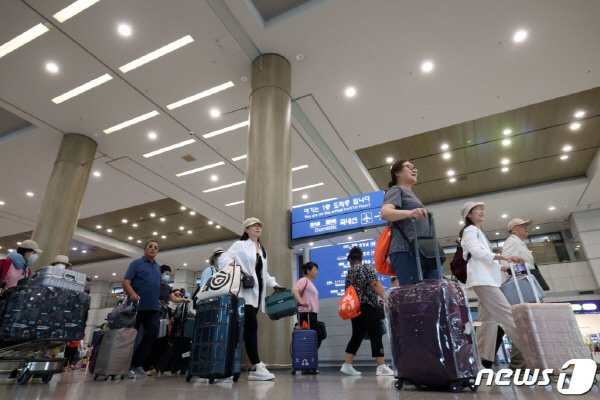 (인천공항=뉴스1) 박정호 기자 = 중국인 단체 관광객들이 지난달 24일 오후 인천국제공항을 통해 입국하고 있다. 