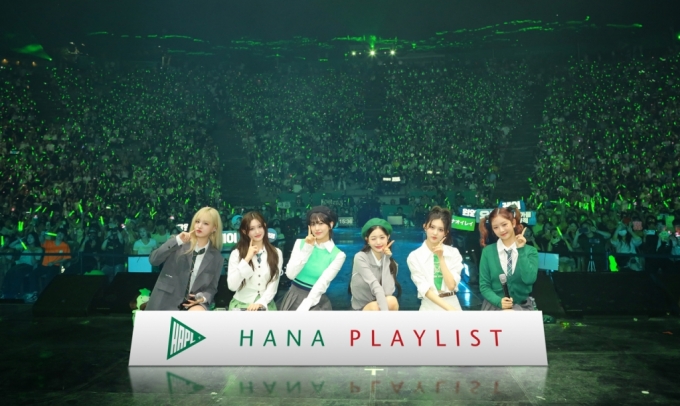 지난 17일 연세대학교 노천극장. 모두가 하나되는 음악 축제 ‘하나플레이리스트 콘서트(Hana Playlist Concert)’를 성공적으로 진행됐다. 하나은행의 모델 안유진(사진 왼쪽에서 세번째)이 활동하는 'IVE'가 초록빛 열정 가득한 무대를 펼치며 관객들을 열광케 하고 있다./사진제공=하나은행
