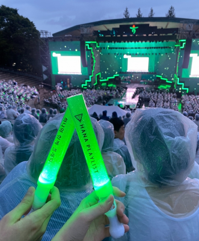 지난 16일 연세대학교 노천극장. 모두가 하나되는 음악 축제 ‘하나플레이리스트 콘서트(Hana Playlist Concert)’를 성공적으로 진행됐다. 하나은행이 고객에게 제공한 초록빛 응원봉./사진제공=하나은행