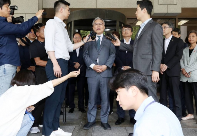 [서울=뉴시스] 조성우 기자 = 조국 전 법무부장관 아들에게 허위로 인턴증명서를 발급했다는 혐의를 받는 최강욱 더불어민주당 의원이 18일 오후 서울 서초구 대법원 대법정에서 열린 전원합의체 선고에서 징역형 집행유예 판결을 받고 나와 입장을 밝히고 있다. 최 의원은 대법원 판결로 의원직을 상실했다. 2023.09.18.