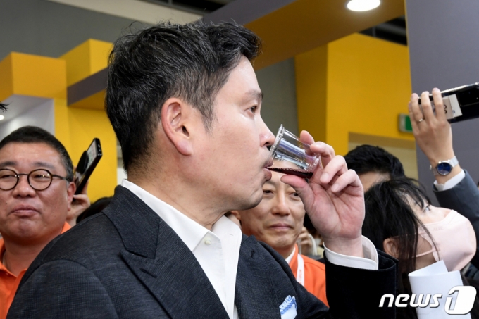 (서울=뉴스1) 신웅수 기자 = 정용진 신세계 부회장이 8일 오전 서울 서초구 aT센터에서 열린 이마트24 상품전시회 '딜리셔스 페스티벌'에서 와인을 시음하고 있다. 가맹점주와 올해 트렌드, 상품 전략을 공유하는 이번 행사는 오는 10일까지 열린다. (공동취재) 2023.3.8/뉴스1 Copyright (C) 뉴스1. All rights reserved. 무단 전재 및 재배포 금지.