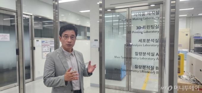 김현우 키스트 서울바이오허브 센터장이 서울바이오허브 내 공용실험실을 소개하고 있다./사진= 박미주 기자