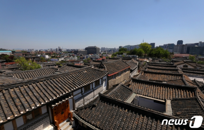 (서울=뉴스1) 박세연 기자 = 24절기중 7번째 절기로 여름이 시작되었음을 알리는 '입하(立夏)'인 6일 서울 종로구 북촌전망대에서 바라본 하늘이 미세먼지 없이 맑고 청명한 모습을 보이고 있다. 2019.5.6/뉴스1