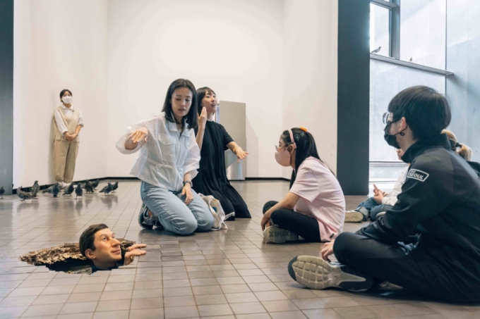 감각 너머 워크숍 함께 만드는 미술관에 참여한 시각 장애인 퍼실리테이터와 미술관 직원들/사진= 리움미술관