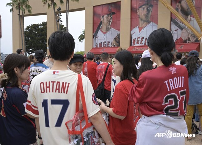 오타니 쇼헤이의 유니폼을 입은 팬(왼쪽)이 에인절 스타디움을 방문했다. /AFPBBNews=뉴스1
