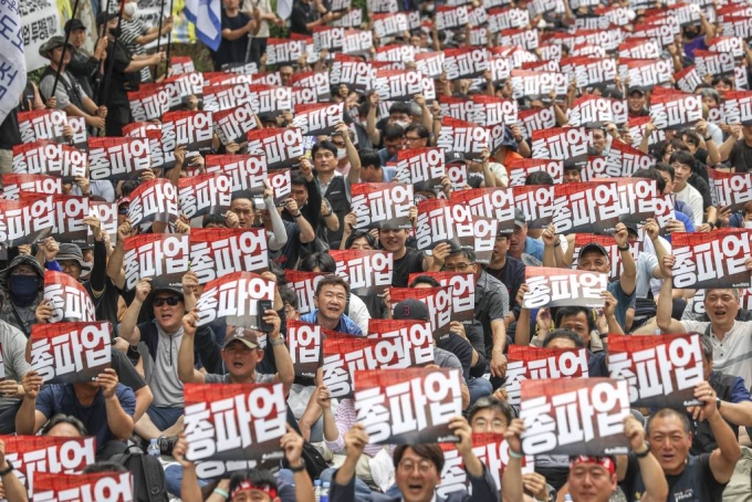 [서울=뉴시스] 정병혁 기자 = 16일 서울 용산구 남영역 인근에서 열린 공공운수노조 공동파업, 철도노조 총파업 승리 결의대회에 참가한 철도노조 조합원들이 피켓을 들고 구호를 외치고 있다. 2023.09.16.