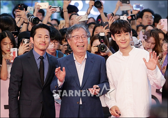 2017년 영화 '옥자' 개봉 당시 후배 스티브연 최우식과 함께 포즈를 취한 변희봉(가운데). 사진=스타뉴스DB