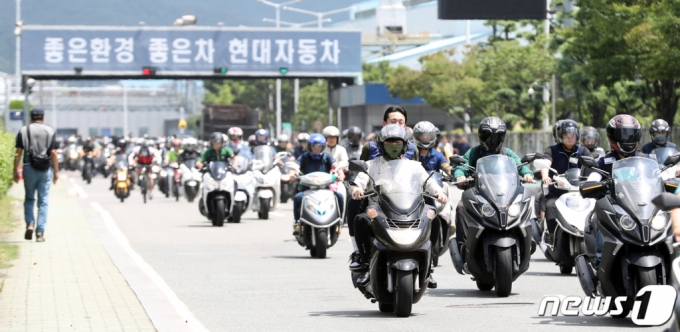(울산=뉴스1) 조민주 기자 = 12일 오후 현대자동차 울산공장 명촌정문에서 오전조 근로자들이 퇴근을 하고 있다. 이날 현대차 노조는 민주노총 총파업에 동참해 오전 출근조와 오후 출근조가 2시간씩 총 4시간 부분파업 한다. 2023.7.12/뉴스1 Copyright (C) 뉴스1. All rights reserved. 무단 전재 및 재배포 금지.