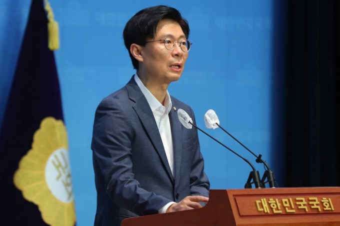 조정훈 시대전환 의원이 9일 오전 서울 여의도 국회에서 '가석방 없는 종신형' 관련 법안 발의 기자회견을 하고 있다. /사진=뉴시스