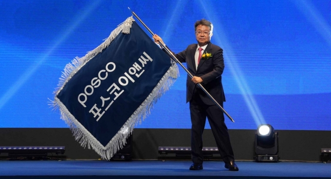 한성희 포스코이앤씨 사장이 올 3월 포스코건설에서 포스코이앤씨로 사명을 바꾼 후 기념식에서 사기를 흔들고 있다./사진제공=포스코이앤씨