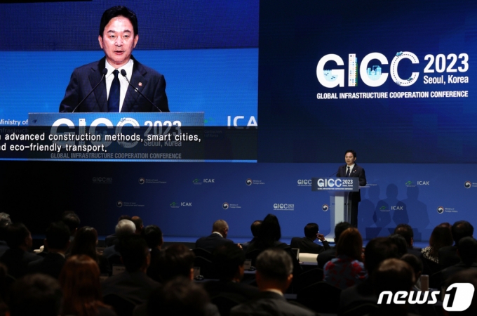 (서울=뉴스1) 박정호 기자 = 원희룡 국토교통부 장관이 19일 오후 서울 강남구 삼성동 그랜드 인터컨티넨탈 파르나스에서 열린 글로벌 인프라협력 컨퍼런스(GICC) 2023 개막식에서 환영사를 하고 있다. 지난 2013년부터 총 10회 개최된 GICC는 해외 정부기관과 주요 발주처 인사를 초청해 우리 기업과 네트워킹을 지원하고 인프라 역량을 홍보하는 협력 행사로 누적 300억불 수주 지원 효과와 전 세계 고위급·발주처 간 인프라 관련 외교활동을 추진하는 성과를 보였다. 2023.9.19/뉴스1 Copyright (C) 뉴스1. All rights reserved. 무단 전재 및 재배포, AI학습 이용 금지.