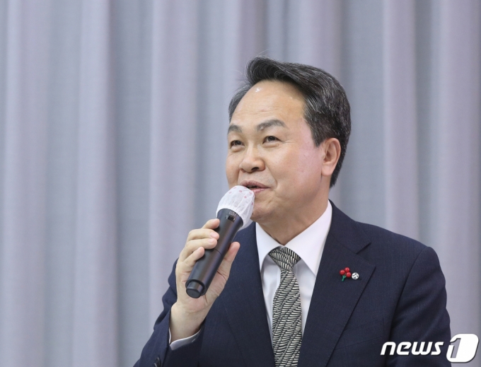 진옥동 신한금융그룹 회장이 2일 오후 서울 중구 사회복지공동모금회에서 열린 보이스피싱 피해자 지원 및 피해 예방을 위한 업무협약식에서 인사말을 하고 있다. /사진=뉴스1