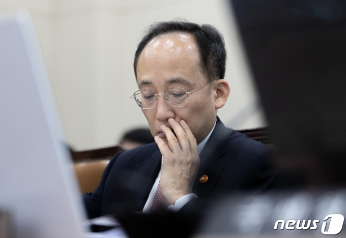 (서울=뉴스1) 이재명 기자 = 추경호 경제부총리 겸 기획재정부 장관이 22일 오전 서울 여의도 국회에서 열린 기획재정위원회 전체회의에서 자료를 살펴보고 있다. 2023.2.22/뉴스1 Copyright (C) 뉴스1. All rights reserved. 무단 전재 및 재배포 금지.
