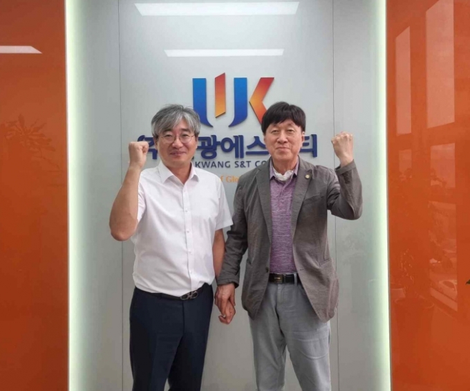 김용문 창업진흥원장(오른쪽)이 태양광 모듈업체 원광에스앤티를 방문했다/사진=창업진흥원 제공