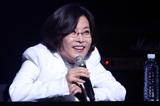 가수 이선희가 25일 오후 서울 송파구 올림픽공원 우리금융아트홀에서 열린 15집 "세렌디피티" 발매기념 쇼 케이스 기자간담회에 참석하고 있다. 2014.3.25/사진=뉴스1  