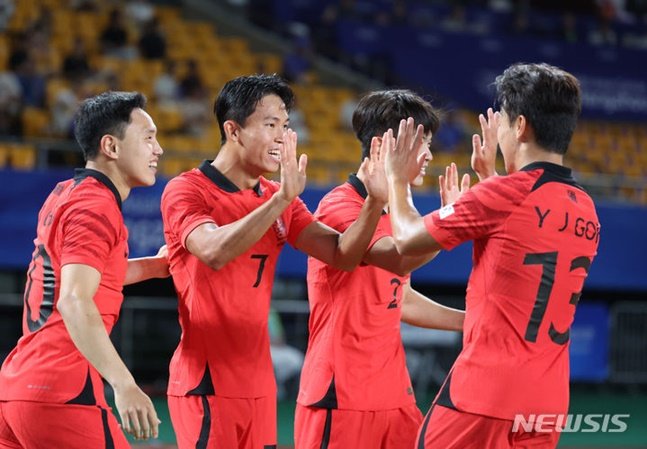 정우영(왼쪽에서 2번째)이 19일 쿠웨이트와 2022 항저우 아시안게임 조별리그 1차전에서 골을 넣고 동료들과 기뻐하고 있다. /사진=뉴시스