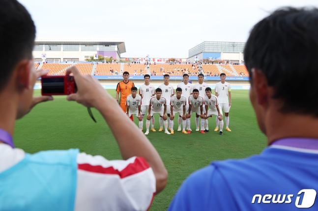 경기 전 기념촬영을 하는 북한 축구 대표팀. /사진=뉴스1