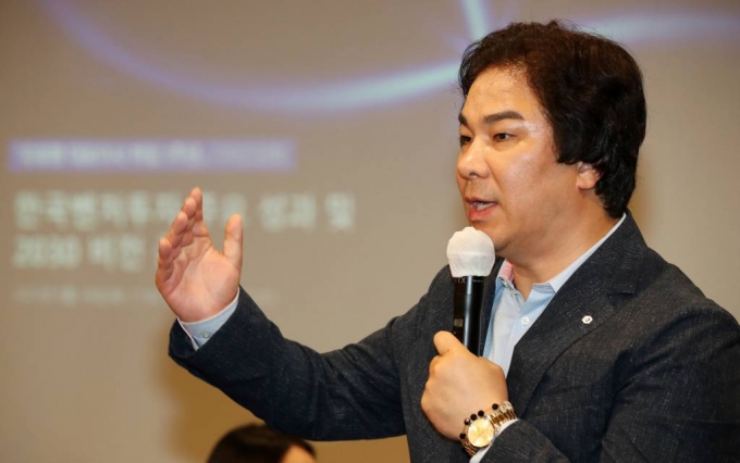 [서울=뉴시스] 고범준 기자 = 유웅환 한국벤처투자 대표가 19일 오후 서울 영등포구 켄싱턴호텔에서 열린 취임 1주년 기자간담회에서 취재진 질문에 답변하고 있다. 2023.09.19.
