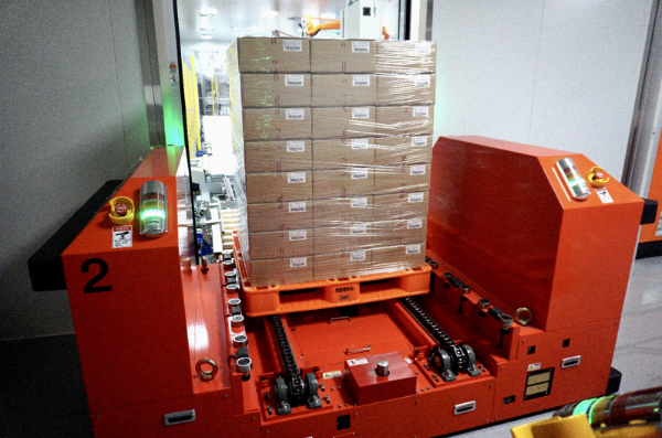 대원제약 진천공장 내 자동운반로봇(AGV)이 포장이 완료된 감기약을 자동화 창고로 운반하고 있다. /사진=대원제약