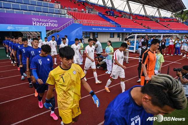 경기 전 입장하는 대만, 북한(오른쪽) 선수들. /AFPBBNews=뉴스1