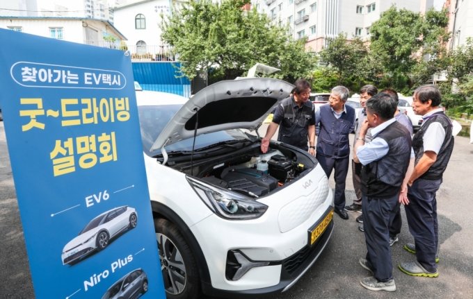 지난 9월 19일 서울 개인택시 남서지부 소속 택시 운전자들이 기아의 전기차 택시 고객 대상 안전 교육 프로그램 '찾아가는 EV 택시 굿 드라이빙'에 참여하고 있는 모습. /사진제공=기아.