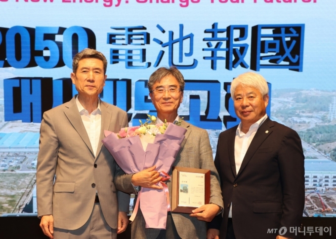 에코프로가 경상북도 포항시에 이차전지 산업단지를 만든 공로를 인정받아 포항시로부터 감사패를 받았다. 좌측부터 이강덕 포항시 시장, 김병훈 에코프로머티리얼즈 대표, 백인규 포항시의회 의장./사진제공=에코프로