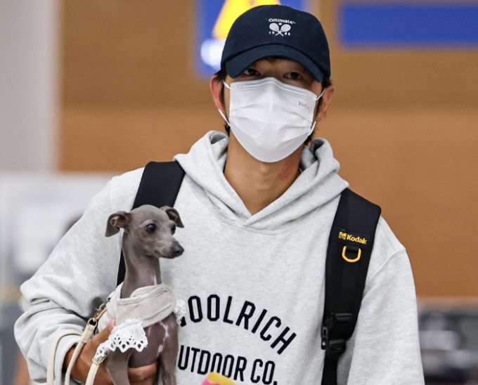 (인천공항=뉴스1) 김도우 기자 = 배우 송중기가 19일 오후 인천국제공항 제2터미널을 통해 귀국하고 있다. 2023.9.19/뉴스1  Copyright (C) 뉴스1. All rights reserved. 무단 전재 및 재배포,  AI학습 이용 금지.