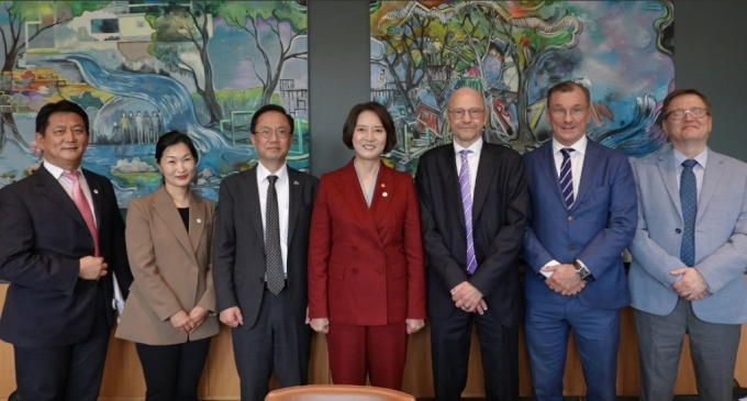 이영 중소벤처기업부 장관(가운데)이 20일 핀란드 알토대학교 스타트업센터에 방문해 얀네 라이네(Janne Laine) 부총장(오른쪽에서 세번째)을 비롯한 알토대 측 관계자와 창업 협력 관련 면담을 마친 후 기념 촬영을 하고 있다./사진=중소벤처기업부 