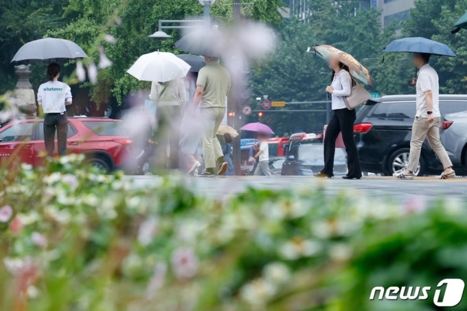 전국에 가을비가 내린 20일 서울 종로구 광화문 네거리에서 우산을 쓴 시민들이 출근하고 있다./사진=뉴스1