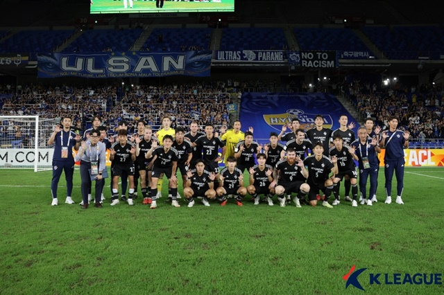 승리 후 기념사진을 찍은 울산현대 선수단. /사진=한국프로축구연맹 제공