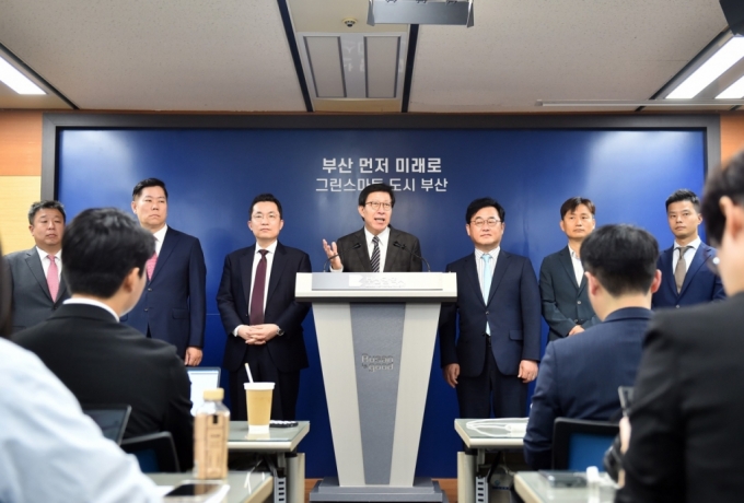 박형준 부산시장(가운데)이 21일 부산 디지털자산거래소 설립 추진을 설명하고 있다./사진제공=부산시