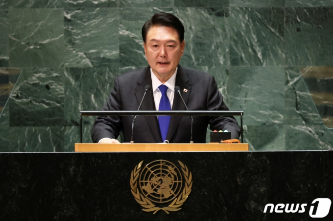 (로이터=뉴스1) = 윤석열 대통령이 20일(현지시간) 오후 미국 뉴욕 유엔(UN) 본부에서 열린 제78차 유엔 총회 고위급 회기에 참석해 기조연설을 하고 있다. ⓒ 로이터=뉴스1 Copyright (C) 뉴스1. All rights reserved. 무단 전재 및 재배포, AI학습 이용 금지.