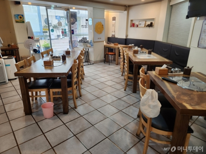 서울 서대문구 이화여대 인근에서 순대국집을 운영하는 사장 조모씨(67)는 오는 27일부터 다음달 3일까지 6일의 추석 연휴 기간 내내 식당 문을 열 생각이다. 추석에 고향 방문을 하지 않는 학생들을 겨냥해보려한다. 21일 오전 11시30분쯤 점심식사를 위해 손님이 방문할 시간에도 조씨의 가게 안은 텅 비어있었다./사진=최지은 기자