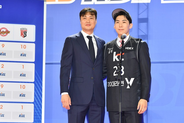 송영진 수원 KT 감독과 문정현이 2023 KBL 신인 드래프트 전체 1순위 지명이 이뤄진 뒤 포즈를 취하고 있다. /사진=KBL 제공