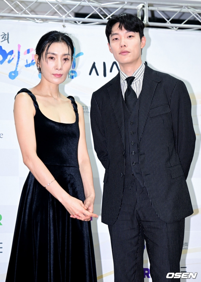 제43회 한국영화평론가협회상(영평상)에 참석한 배우 김서형(왼쪽), 류준열 /사진=OSEN