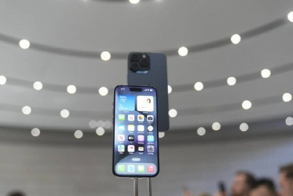 The iPhone 15 Pro is displayed during an announcement of new products on the Apple campus, Tuesday, Sept. 12, 2023, in Cupertino, Calif. (AP Photo/Jeff Chiu) /AP=ý